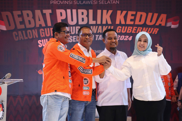 Paslon nomor urut 01 Mohammad Ramdhan Pomanto-Azhar Arsyad dan paslon nomor urut 02 Andi Sudirman Sulaiman-Fatmawati Rusd saat debat Pilgub Sulsel 2024 di Hotel Claro Makassar, Sulsel, Minggu (10/11/2024). Foto: Arnas Padda/ANTARA FOTO