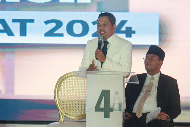 Dedi Mulyadi dan Erwan Setiawan saat Debat Pilgub Jabar 2024 di Kampus Unpad, Bandung, Jawa Barat, Senin (11/11/2024). Foto: Novrian Arbi/ANTARA FOTO