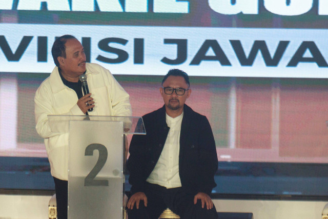 Cagub dan cawagub Jawa Barat nomor urut 02 Jeje Wiradinata dan Ronal Surapradja saat Debat Pilgub Jabar 2024 di Kampus Unpad, Bandung, Jawa Barat, Senin (11/11/2024). Foto: Novrian Arbi/ANTARA FOTO