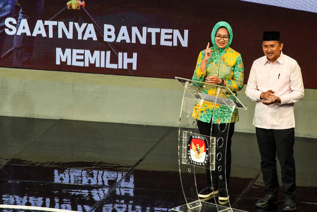 Cagub dan cawagub nomor urut 1 Airin Rachmi Diany dan Ade Sumardi mengikuti Debat ketiga Pilgub Banten di Jakarta, Rabu (20/11/2024). Foto: Galih Pradipta/ANTARA FOTO