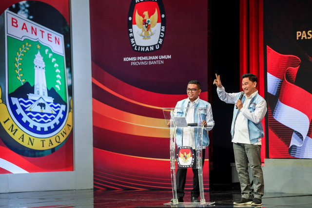 Cagub dan cawagub nomor urut 2 Andra Soni dan Achmad Dimyati Natakusumah mengikuti Debat ketiga Pilgub Banten di Jakarta, Rabu (20/11/2024). Foto: Galih Pradipta/ANTARA FOTO