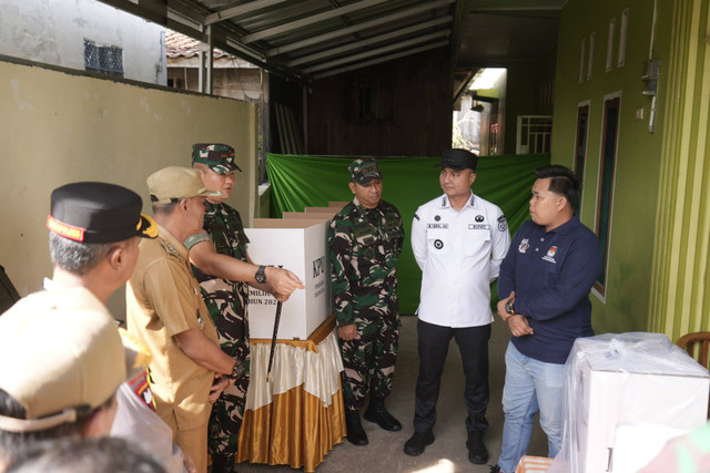 Pj Bupati OKU M Iqbal Alisyahbana bersama Danrem 044/Gapo Brigjen TNI Muhammad Thohir meninjau kesiapan TPS. Foto : Humas Pemkab OKU