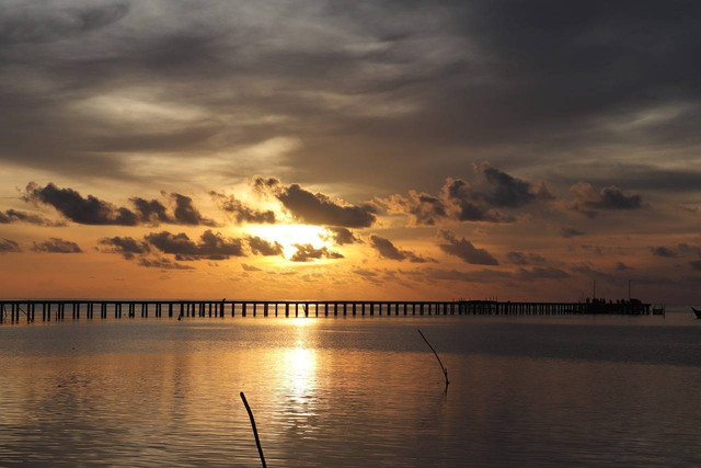 Sunset dari pulau Natuna Indonesia. https://pixabay.com/photos/sunset-pulau-laut-natuna-island-sun-5766421/