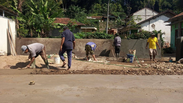 sumber : dokumen pribadi  foto warga sedang kerja gotong royong 