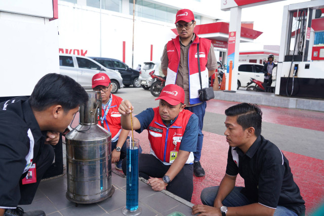 Pertamina Patra Niaga lakukan pemeriksaan kualitas BBM Pertamax. Foto: Pertamina