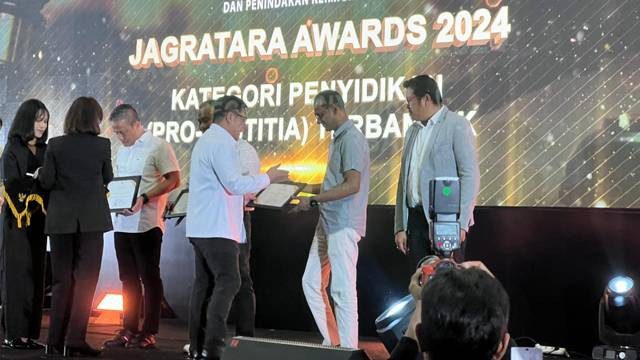 Kepala Kantor Imigrasi Kelas II TPI Tahuna, Wijay Kumar, saat menerima penghargaan pada ajang Jagratara Awards.