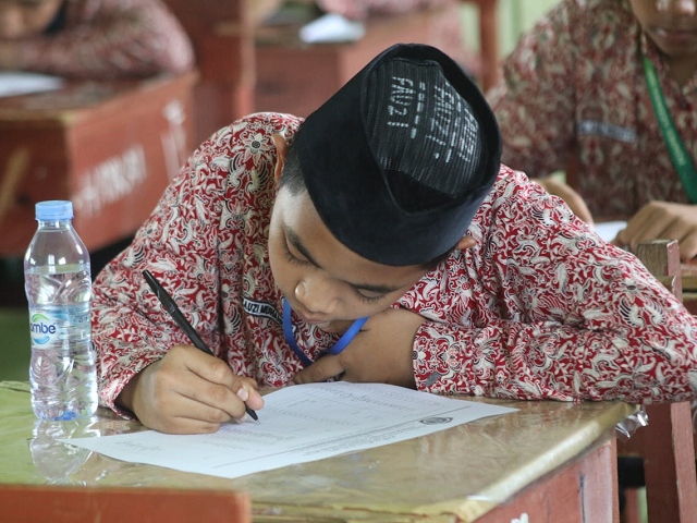 Ilustrasi soal essay bahasa Inggris kelas 8 semester 1 beserta jawabannya. Sumber: pexels.com/MuhaiminAbdulAziz.