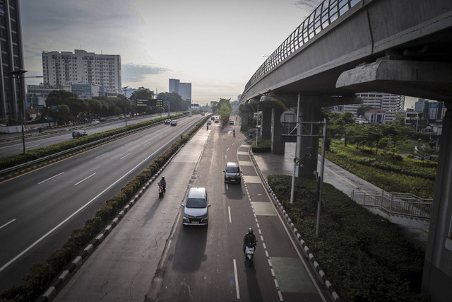 Kondisi jalan raya khususnya di sejumlah ruas protokol wilayah DKI Jakarta saat pemilihan kepala daerah (pilkada) relatif lebih lengang daripada hari biasa, meski terdapat kepadatan kendaraan di sejumlah ruas jalan ibukota, Rabu (27/11/2024). Foto: Iqbal Firdaus/kumparan