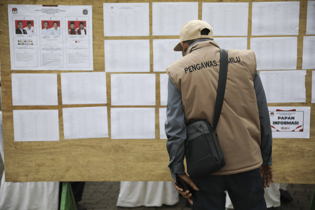 Pengawas Pemilu mengecek Tempat Pemungutan Suara (TPS) 046 mengambil sumpah dan menyiapkan kotak dan surat suara di lokasi Calon Gubernur atau Cagub Jakarta nomor urut 3 Pramono Anung mengambil suaranya di daerah Cipete Selatan, Rabu (27/11/2024). Foto: Aditia Noviansyah/kumparan