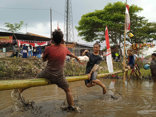 https://www.pexels.com/photo/children-sitting-on-a-bamboo-pole-playing-over-a-body-of-water-13337829/