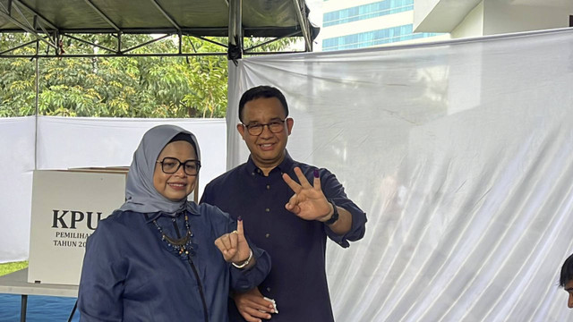 Anies Baswedan bersama sang istri usai menggunakan hak pilihnya di TPS kawasan Lebak Bulus, Jakarta, Rabu (27/11/2024). Foto: Haya Syahira/kumparan