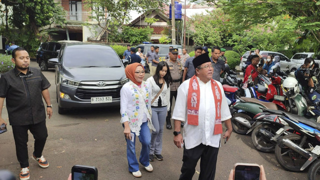 Rano Karno dan istrinya di TPS 065 Kelurahan Lebak Bulus, Rabu (27/11/2024). Foto: Rachmadi Rasyad/kumparan