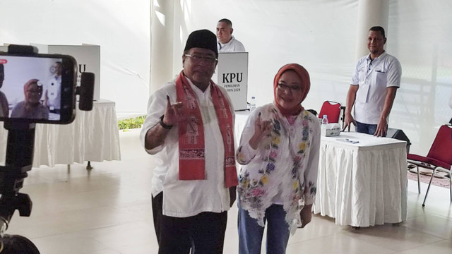 Calon Wakil Gubernur Jakarta Nomor Urut 3, Rano Karno dan istrinya menggunakan hak pilihnya di TPS 065 Kelurahan Lebak Bulus, Kecamatan Cilandak, Jakarta Selatan, Rabu (27/11/2024). Foto: Rachmadi Rasyad/kumparan