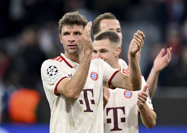 Pemain Bayern Munich, Thomas Mueller, memberikan tepuk tangan kepada para penggemar setelah pertandingan Liga Champions antara Bayern Munchen melawan Paris St Germain di Allianz Arena, Munchen, Jerman, Rabu (27/11/2024). Foto: Angelika Warmuth/REUTERS 