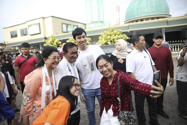 Calon Gubernur Jakarta nomor urut 3 Pramono Anung disambut warga usai memberikan hak suaranya di TPS 046 di di daerah Cipete Selatan, Rabu (27/11/2024). Foto: Aditia Noviansyah/kumparan