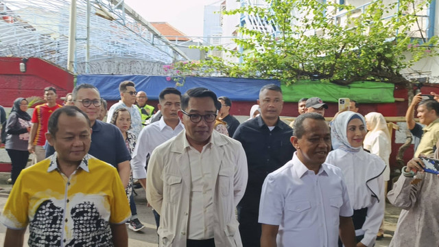 Ketum Golkar Bahlil Lahadalia menggunakan hak pilihnya didampingi Cagub Jakarta nomor 01 Ridwan Kamil, Rabu (27/11/2024).  Foto: Fadhil Pramudya/kumparan