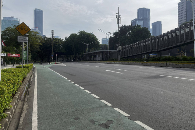 Suasana lalu lintas Jalan Sudirman-Thamrin pada Rabu (27/11/2024).  Foto: Rayyan Farhansyah/kumparan