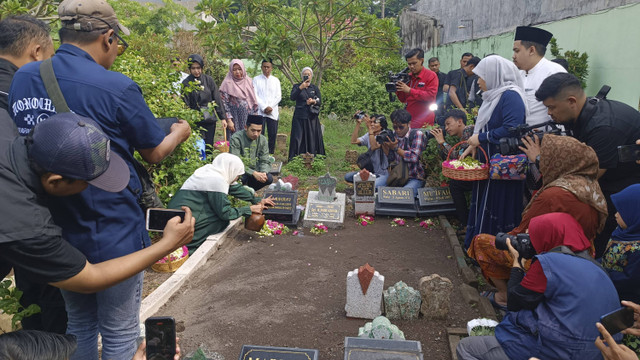 Gubernur Jawa Timur nomor urut 2, Khofifah Indar Parawansa melaksanakan ziarah ke makam suami dan keluarganya sebelum nyoblos di kompleks pemakaman Jalan Jemur Wonosari Gang Lebar, Kecamatan Wonocolo, Surabaya, Rabu (27/11/2024). Foto:  Farusma Okta Verdian/kumparan