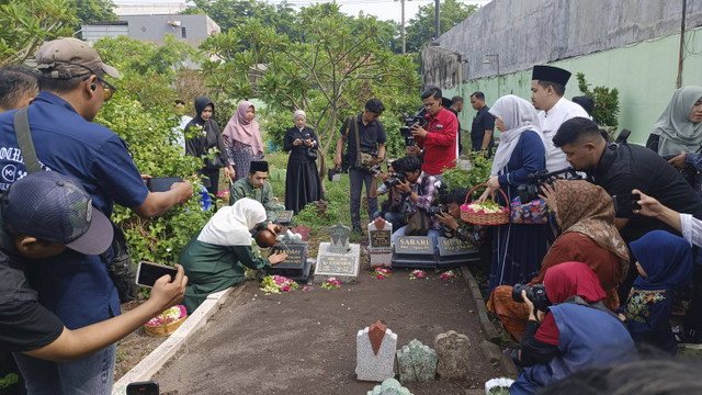 Khofifah Indar Parawansa ziarah ke makam suami dan keluarganya, Rabu (27/11/2024). Foto:  Farusma Okta Verdian/kumparan