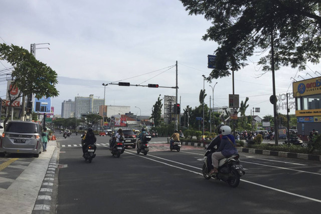 Suasana lengang saat Pilkada 2024 di Jalan Margonda, Depok, Jawa Barat, Rabu (27/11/2024). Foto: Lutfan Darmawan/kumparan