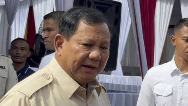 Presiden Prabowo Subianto mencoblos di TPS 008 Desa Bojong Koneng, Kabupaten Bogor, Rabu (27/11/2024). Foto: Luthfi Humam/kumparan