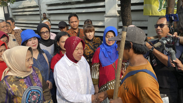 Calon Gubernur Jawa Timur nomor urut 3, Tri Rismaharini, menuju di TPS 16, Rabu (27/11/2024).  Foto: Farusma Okta Verdian/kumparan