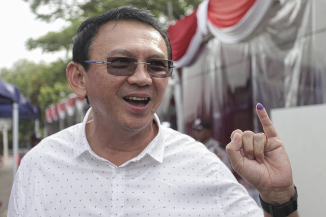 Mantan Gubernur DKI Jakarta Basuki Tjahaja Purnama yang biasa dipanggol Ahok menunjukkan jari yang telah tercelup tinta seusai menggunakan hak surat dalam Pilkada 2024 di TPS 60 Pluit, Penjaringan, Jakarta, Rabu (27/11/2024). Foto: Zaky Fahreziansyah/Antara