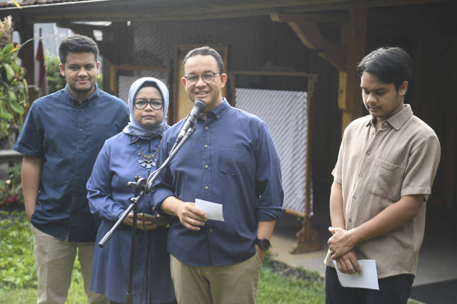 Mantan Gubernur DKI Jakarta Anies Baswedan didampingi istri Fery Farhati Ganis dan dua anaknya Mikail Azizi Baswedan serta Kaisar Hakam Baswedan memberikan keterangan sebelum nyoblos di Lebak Bulus, Jakarta, Rabu (27/11/2024). Foto: Akbar Nugroho Gumay/ANTARA FOTO