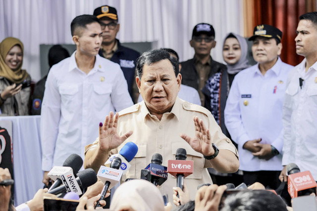 Presiden Prabowo Subianto menjawab pertanyaan wartawan seusai menggunakan hak surat dalam Pilkada 2024 di TPS 008, Desa Bojong Koneng, Kabupaten Bogor, Jawa Barat, Rabu (27/11/2024). Foto: Jamal Ramadhan/kumparan