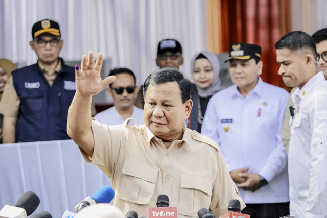 Presiden Prabowo Subianto di TPS 008, Desa Bojong Koneng, Kabupaten Bogor, Jawa Barat, Rabu (27/11/2024). Foto: Jamal Ramadhan/kumparan