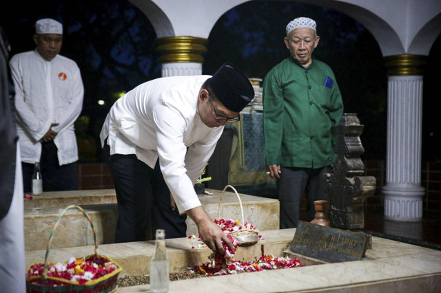 Cagub Jakarta Ridwan Kamil Ziarah Makam Pangeran Jayakarta, Jakarta Timur, Rabu (27/11/2024). Foto: Dok. Tim Media Ridwan Kamil