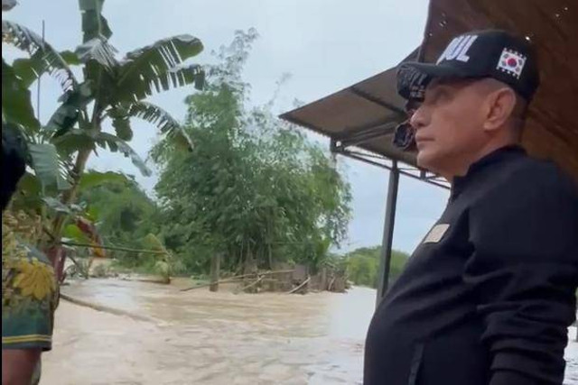 Cagub Sumatera Utara nomor urut 02 Edy Rahmayadi pantau banjir Medan sebelum nyoblos, Rabu (27/11/2024). Foto: Dok. Istimewa