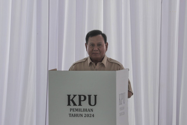 Presiden Prabowo Subianto menggunakan hak surat dalam Pilkada 2024 di TPS 008, Desa Bojong Koneng, Kabupaten Bogor, Jawa Barat, Rabu (27/11/2024). Foto: Jamal Ramadhan/kumparan