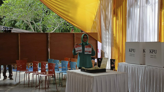 Calon Gubernur Banten Airin Rachmi Diany mencoblos di TPS 15 Sutera Narada, Serpong Utara, Tangsel, Rabu (27/11/2024). Foto: kumparan