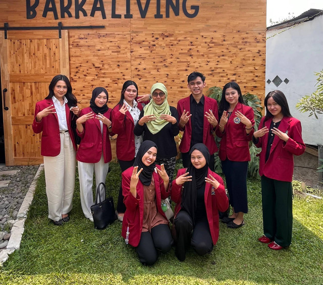 Mahasiswa HI UMM Bersama Ibu Gung yang merupakan aktivis lingkungan sekaligus founder dari komunitas EcoEnzyme Beutiful Malang. Foto: Muhammad Zair Baitil Atiq/Foto Pribadi