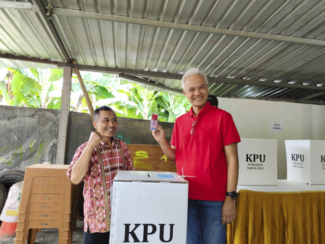 Ketua DPP PDIP Bidang Pemerintahan dan Otonomi Daerah Ganjar Pranowo dan kelaurga menggunakan hak pilihnya di TPS 17 Tegalsari, Kalurahan Wedomartani, Kapanewon Ngemplak, Kabupaten Sleman, Rabu (27/11/2024). Foto: Arfiansyah Panji Purnandaru/kumparan