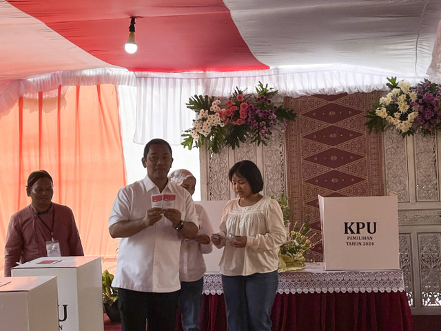 Calon Wakil Gubernur Jawa Tengah nomor urut 01 Hendrar Prihadi (Hendi) bersama sang istri usai menggunakan hak pilihnya di TPS 03 Lempongsari, Kota Semarang. Foto: Intan Alliva Khansa/kumparan