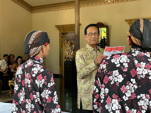 Gubernur DIY, Sri Sultan Hamengku Buwono X gunakan hak pilihnya di TPS 06 Panembahan, Keraton Yogyakarta. (Foto: M Wulan)