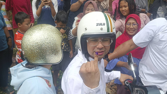 Raffi Ahmad dan Nagita Slavina gunakan hak suaranya di Pilkada Serentak 2024, di kawasan Cinere, Depok, Jawa Barat, Rabu (27/11/2024).  Foto: Giovanni/kumparan