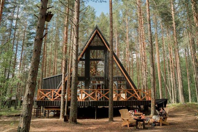 Harga glamping Terminal Wisata Grafika Cikole, foto hanya ilustrasi, bukan tempat sebenarnya: Pexels/Ron Lach