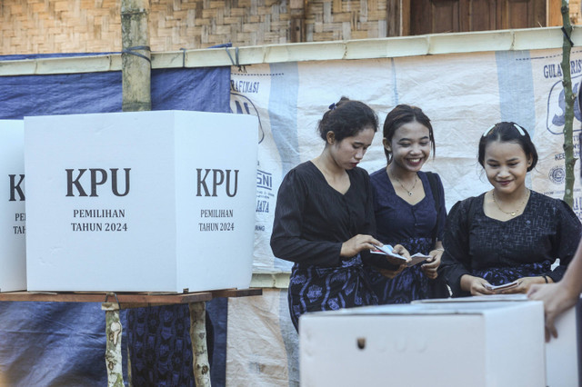 Remaja Suku Badui bersiap memasukkan kertas suara usai mencoblos di TPS 02 Desa Kanekes, Lebak, Banten, Rabu (27/11/2024). Foto: Muhammad Bagus Khoirunas/ANTARA FOTO