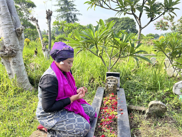 Calon Gubernur Jawa Timur nomor urut 1, Luluk Nur Hamidah, berziarah ke makam kedua orang tuanya di Desa Brodot, Jombang, Rabu (27/11/2024). Foto: dok. Tim media Luluk-Lukman