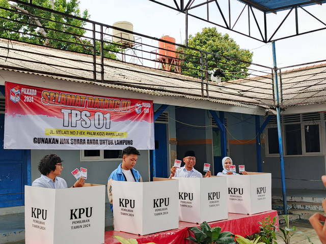 Calon Gubernur Lampung nomor urut 02, Rahmat Mirzani Djausal bersama istri Purnama Wulan Sari dan Muhammad Raffi Djausal saat mencoblos di TPS 01 | Foto : Eka Febriani / Lampung Geh