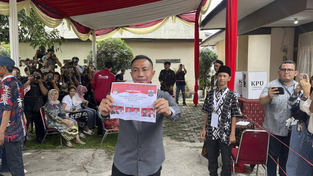 Calon Gubernur Jakarta nomor urut 2 Dharma Pongrekun di TPS 31 Lebak Bulus, Jakarta Selatan.  Foto: Haya Syahira/kumparan