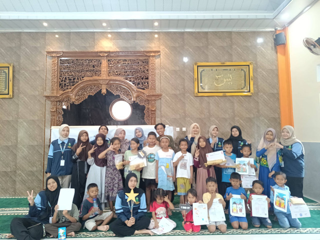 Foto bersama peserta lomba dan mahasiswa KKN UIN Walisongo. Foto: Putri Khoirun Nisa