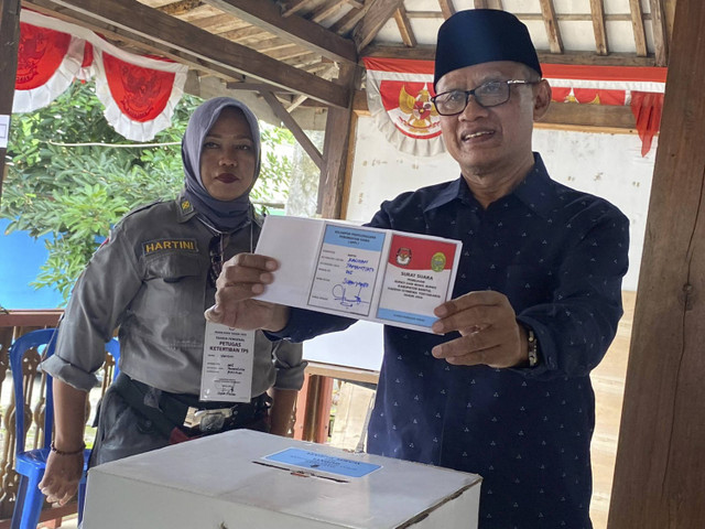 Ketua Umum Pimpinan Pusat (PP) Muhammadiyah, Haedar Nashir, menggunakan hak pilihnya di TPS 005 Rukeman, Dusun Gatak, Kalurahan Tamantirto, Kapanewon Kasihan, Kabupaten Bantul, Rabu (27/11/2024). Foto: Dok. PP Muhammadiyah