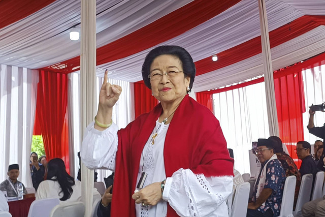 Ketua Umum PDI Perjuangan Megawati Soekarno Putri menunjukkan jari kelingking yang sudah dicelup tinta seusai menggunakan hak suara pada Pilkada 2024 di TPS 024, Kebagusan IV Dalam, Jakarta Selatan, Rabu (27/11/2024). Foto: Thomas Bosco/kumparan