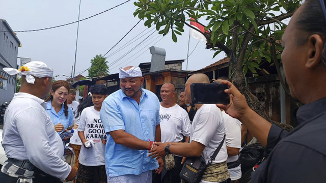 Momen De Gadjah mencoblos di TPS 12, Banjar Kerandan, Kelurahan Pemecutan, Kota Denpasar, Bali, Rabu (27/11/2024). Foto: Denita BR Matondang/kumparan