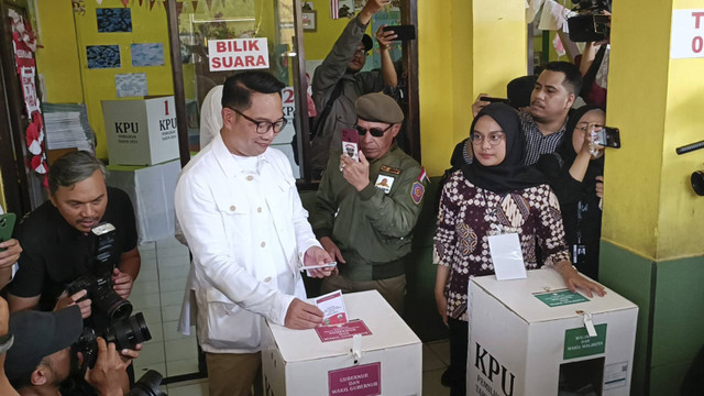 Cagub Jakarta Ridwan Kamil bersama istrinya Atalia Praratya menggunakan suaranya di TPS 023, RW 06 Kelurahan Ciumbuleuit, Kecamatan Cidadap, Kota Bandung, Rabu (27/11/2024). Foto: Robby Bounceu/kumparan