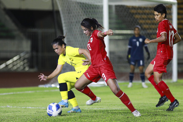 Shafira Ika dan Vivi Oktavia saat pertandingan Timnas Wanita Indonesia melawan Timnas Wanita Malaysia di ASEAN Women's Cup 2024. Foto: Dok. Lao Football Federation